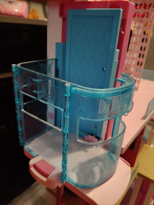 Duży Domek Barbie z zjeżdżalnią 
Z zjeżdżalnia
Ten