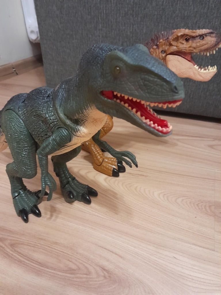 Figurki dinozaurów