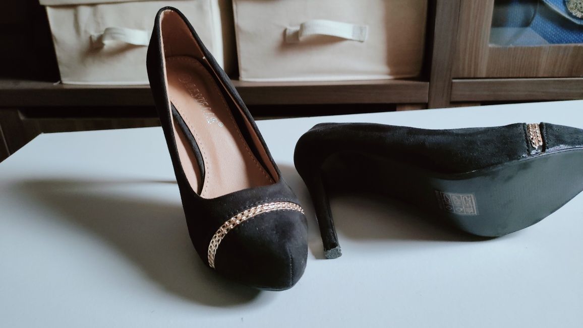 Sapatos stilleto com pormenor dourado