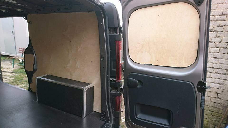 Renault Trafic L1H1 zabudowa przedziału ładunkowego