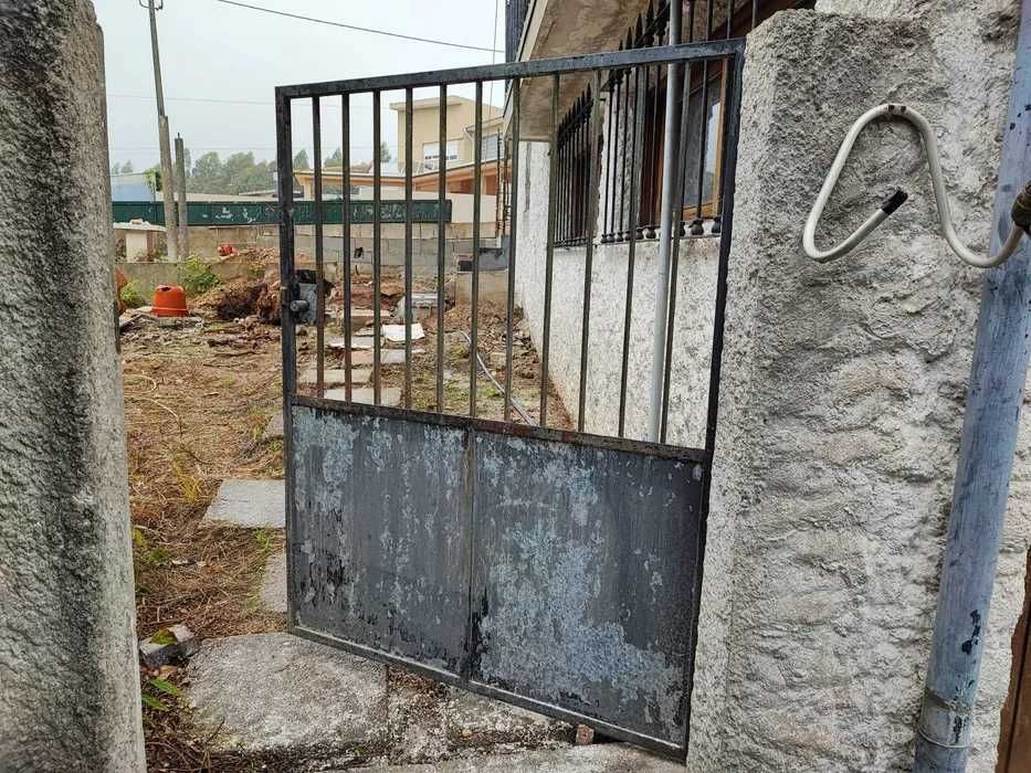 Portão em ferro com fechadura e dobradiças