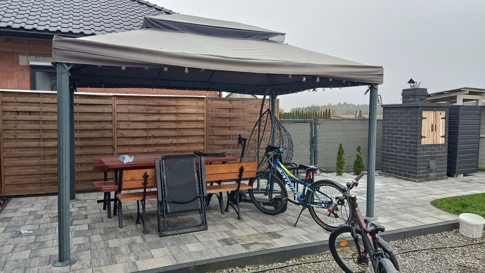 Altana ogrodowa z konstytucją aluminium