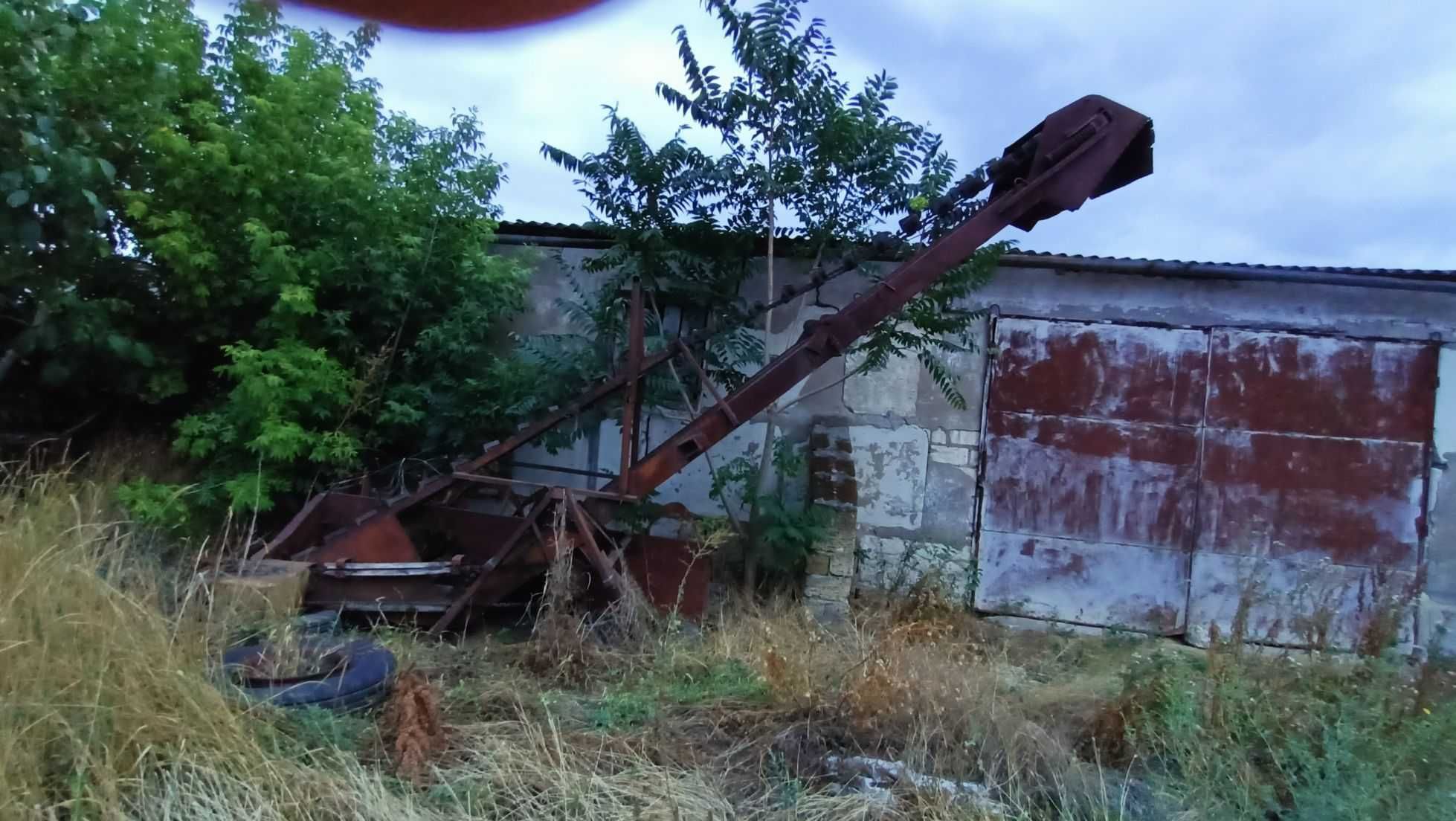 комбайн  КЗК 12/18 Палессе, трактори МТЗ-82.1, ХТА-250 та інвентар