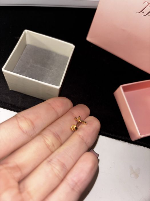 Kolczyk złoty krzyżyk