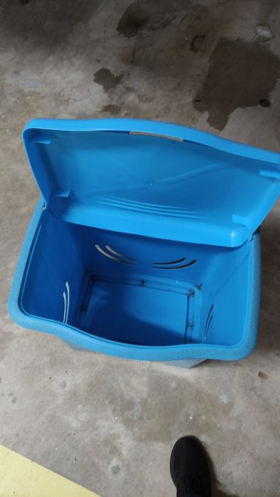 Cesto azul com tampa