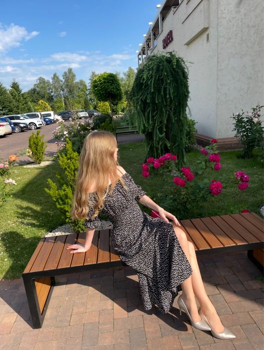 Чорна сукня в горошок