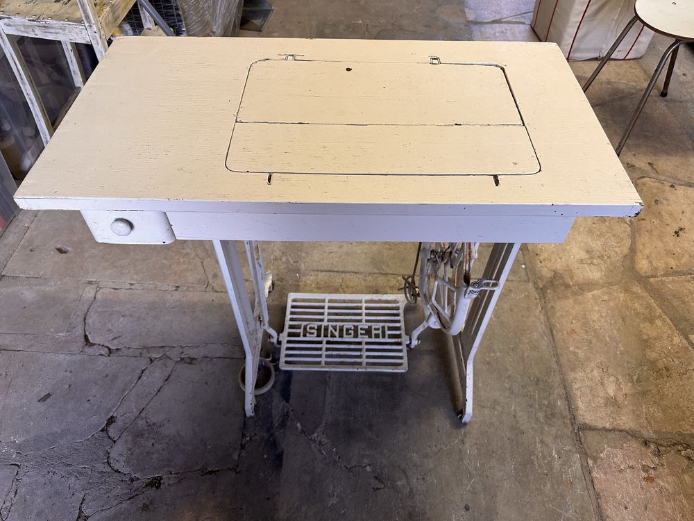 Máquina de costura antiga, pode servir de mesa