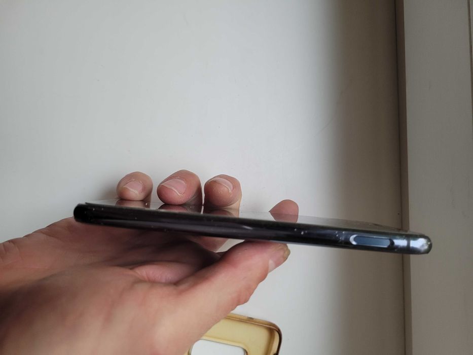 Samsung GALAXY S10e 6/128GB трещины на дисплее.