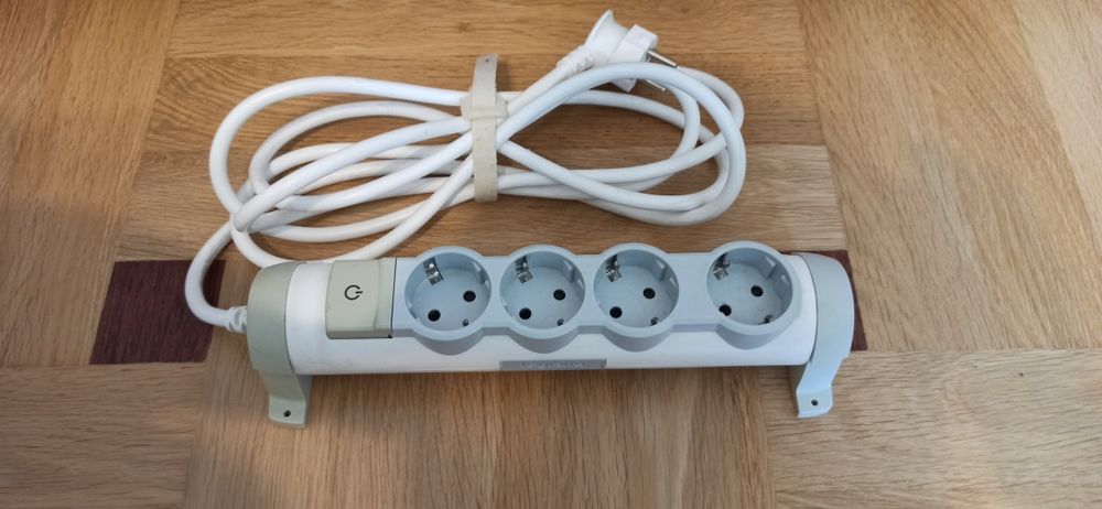 Подовжувач Legrand 4 розетки + вимикач