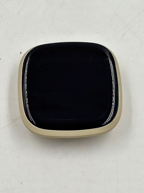 uszkodzony smartwatch fitbit versa 3 złoty bluetooth pulsometr