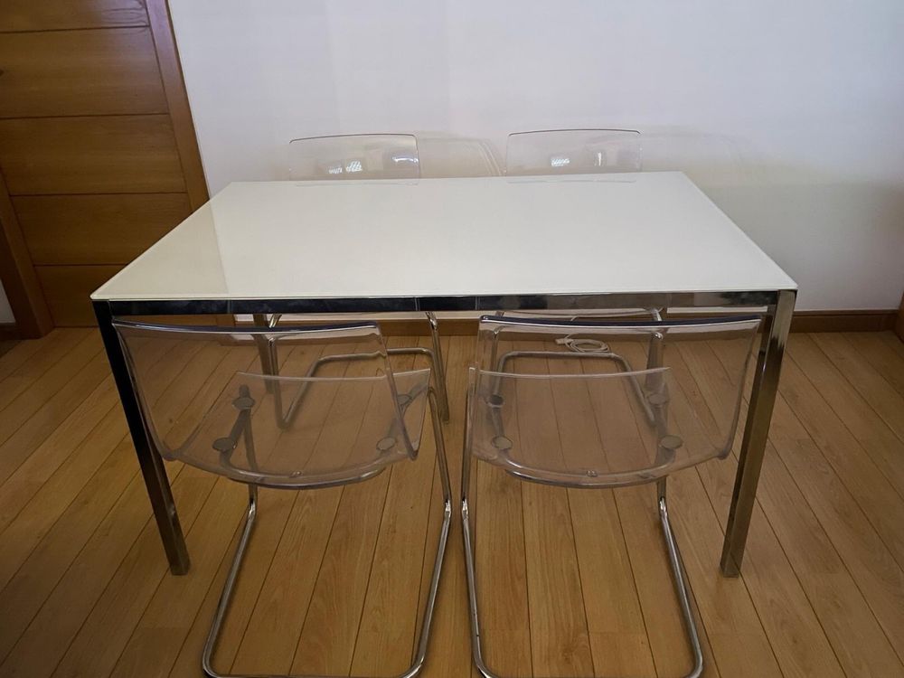 Mesa cromada em vidro IKEA + 4 Cadeiras