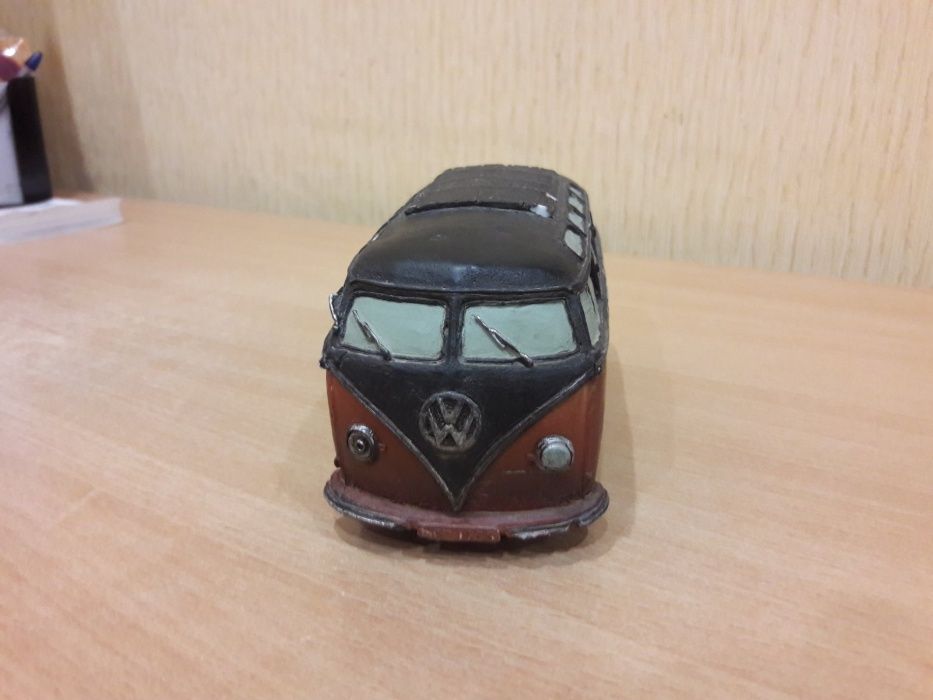 Микроавтобус Volkswagenна на полку,на стол.