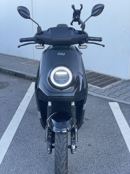 Aluguer moto elétrica UberEats elétric scooter 125 Aluguel de motos.