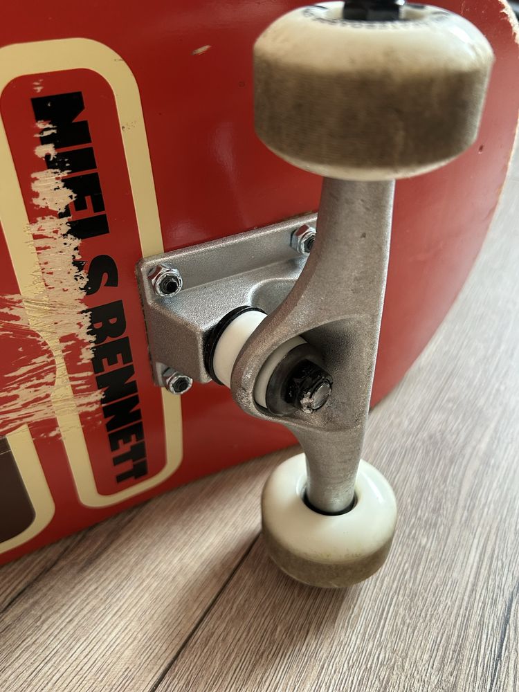 skateboard deska deskorolka Girl (Niels Bennet)