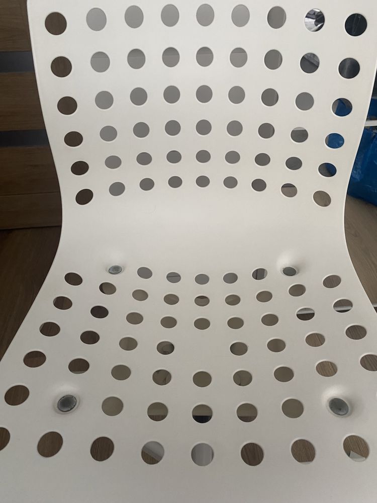 Krzeslo biurowe obrotowe biale z dziurami ikea