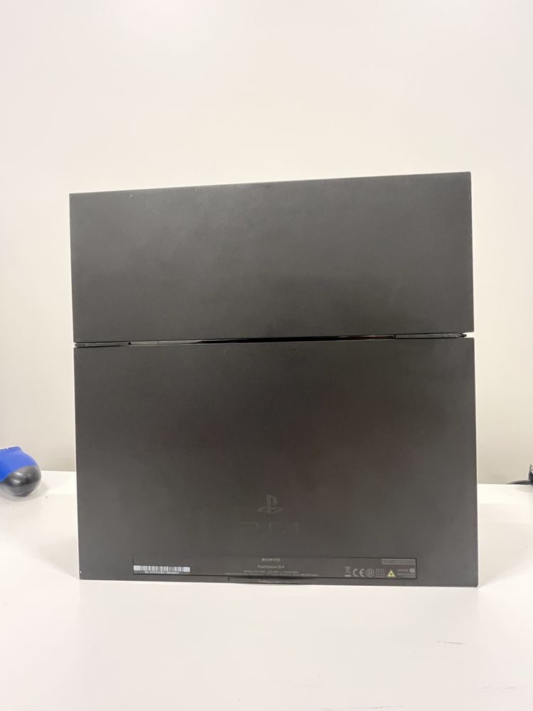 PS4 + 2 comandos + 1 jogo em bom estado!!