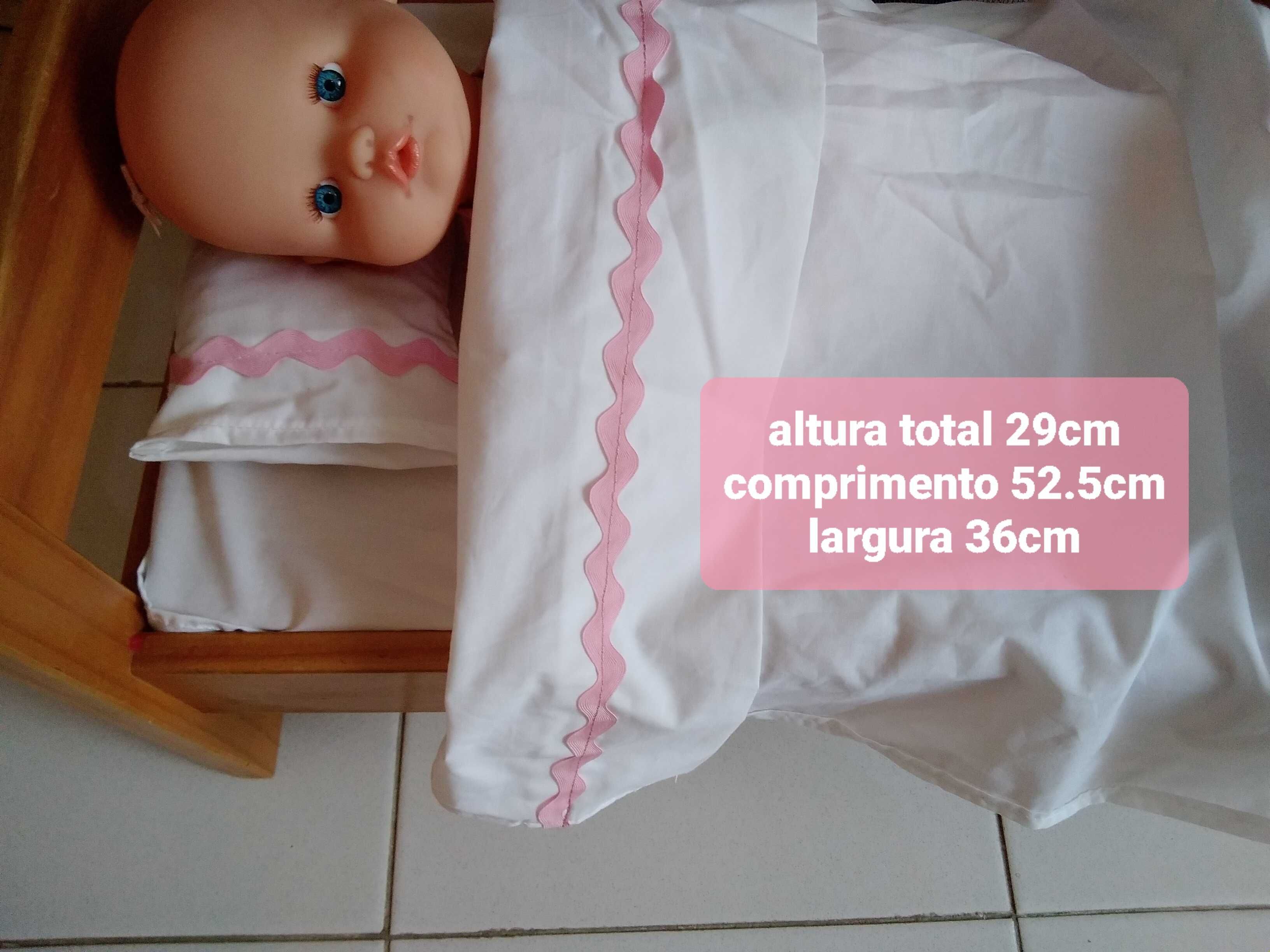 Cama madeira com bebé (almofada, colchão e lençóis)