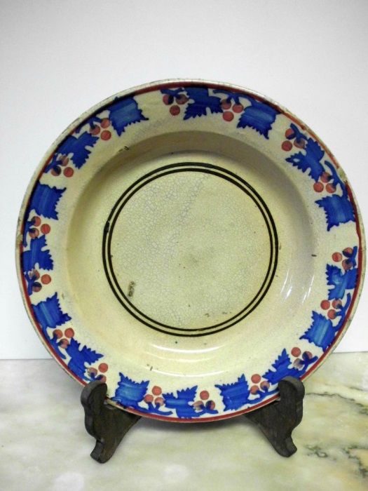 lindo antigo prato em faiança portuguesa com motivo Azevinho
