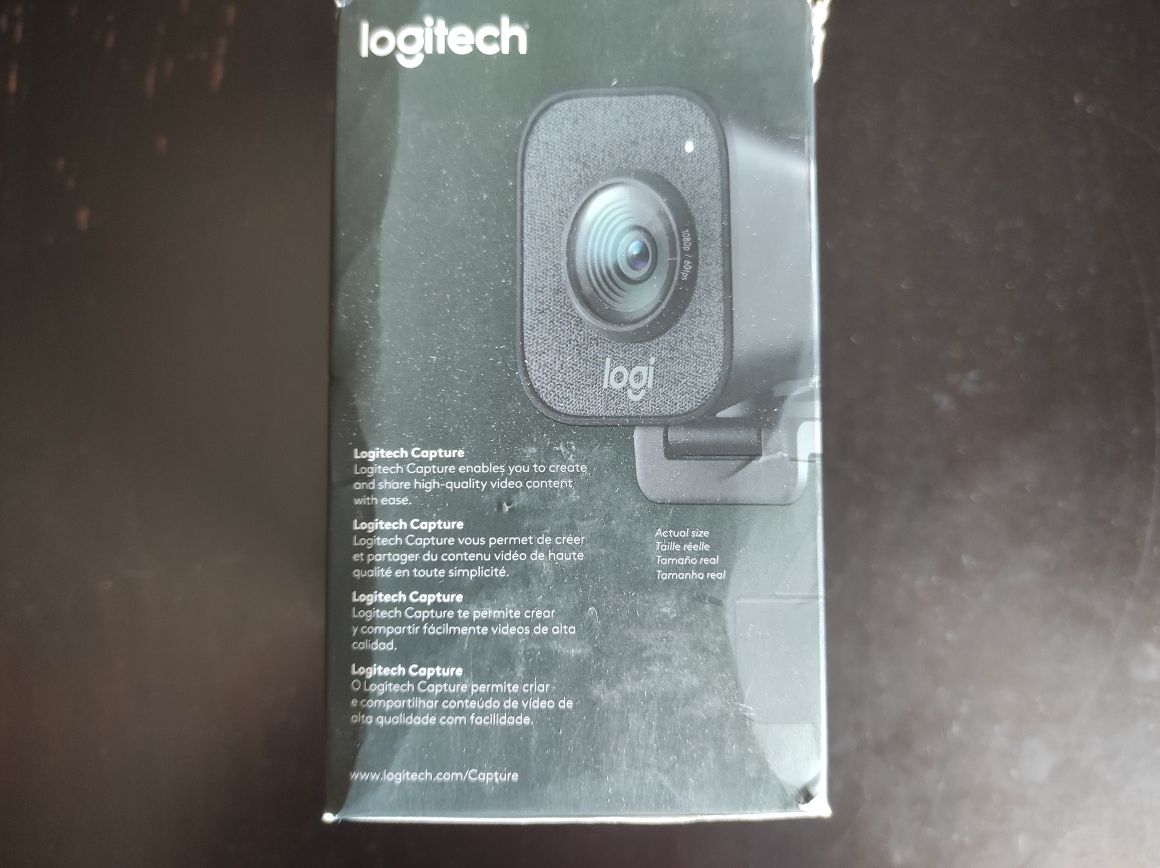 Веб-камера Logitech StreamCam Plus Graphite з додатковим обладнанням.