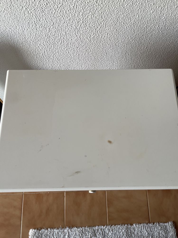 Movel branco com uma gaveta