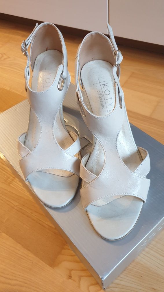 Buty klasyczne beżowe firmy KOTYL