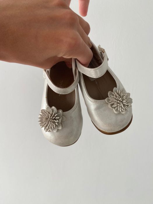 Туфельки для дівчинки, білі туфельки, бордові туфельки