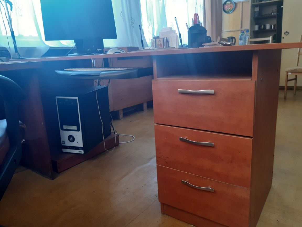 Продам срочно компьютерный стол.