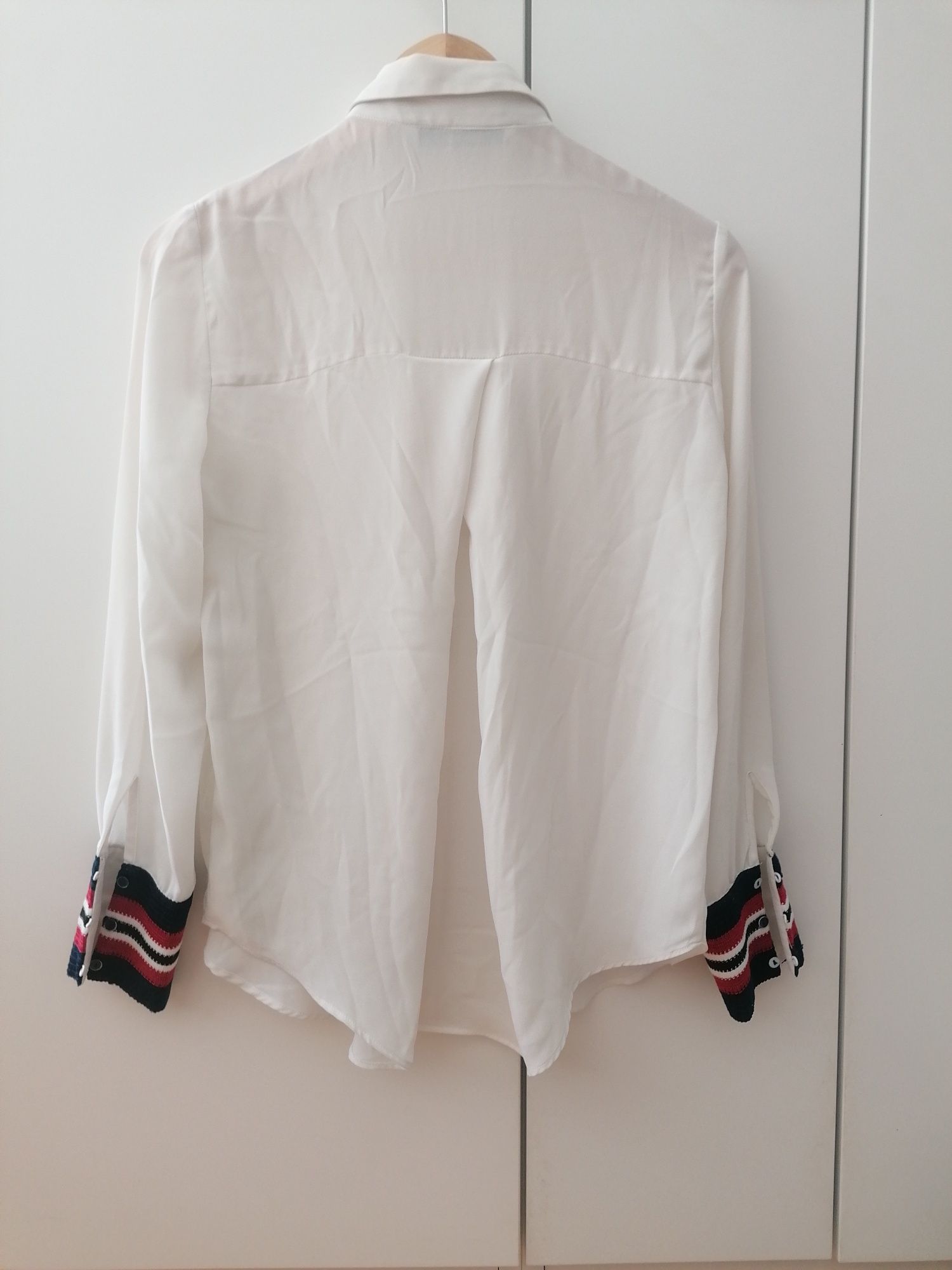 Camisa com punhos de cor em malha com botões