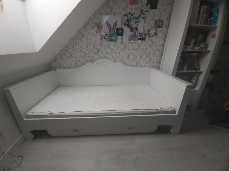 Białe łóżko firmy Pinio, kolekcja Parole