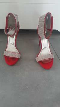 Czerwone buty szpilki