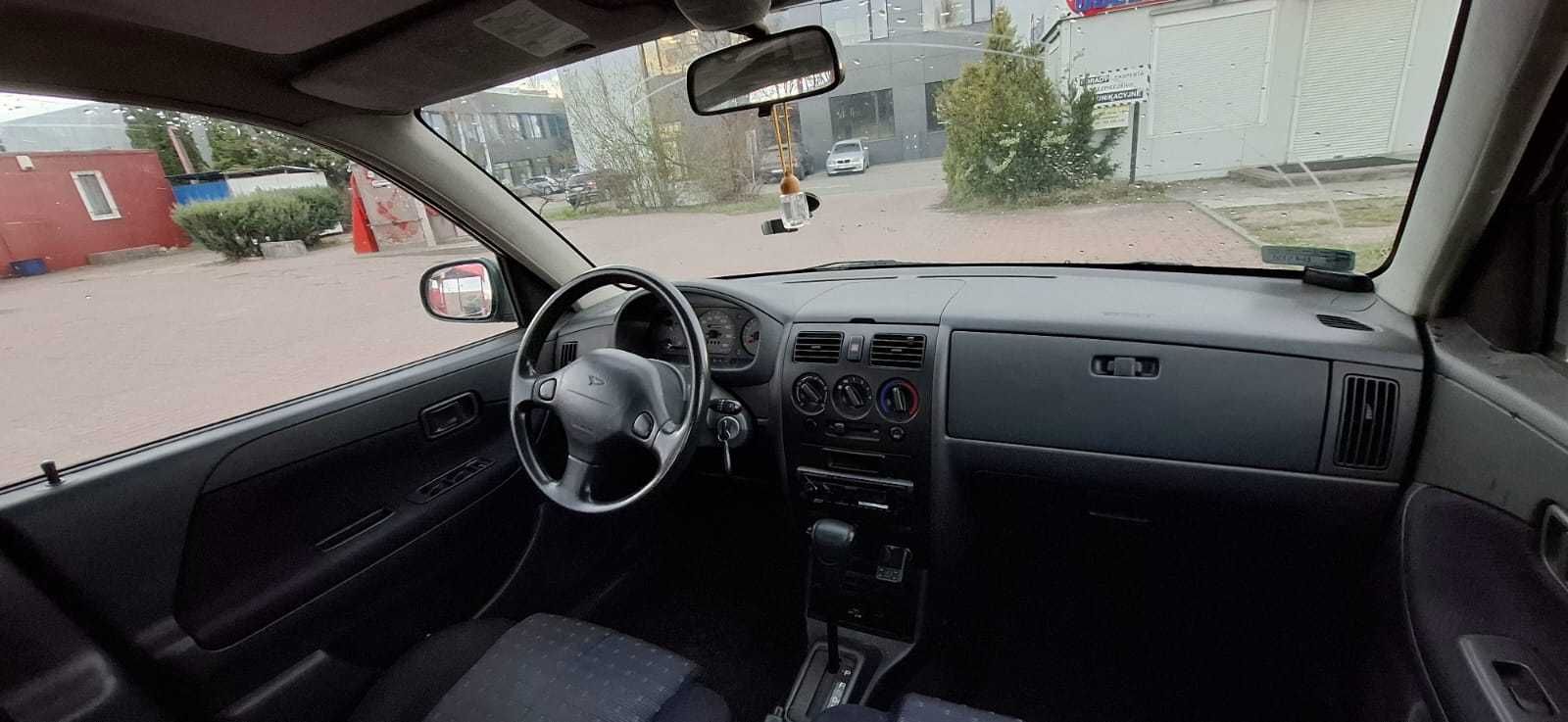 Automatyczny mały samochód Daihatsu sirion 2005