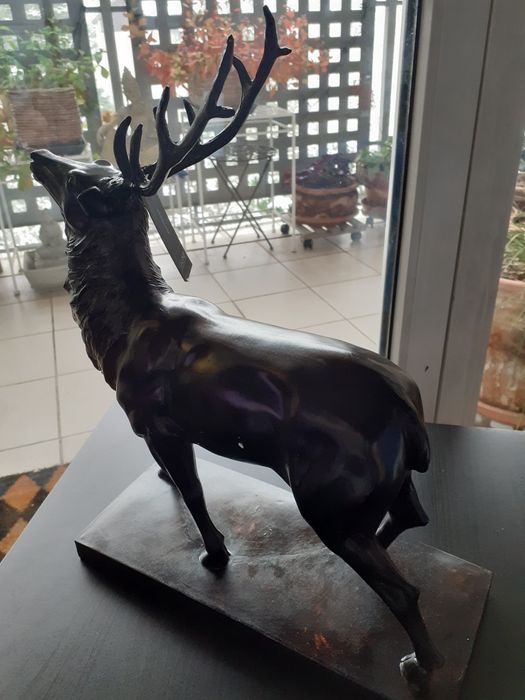 Elegancką figurka jelenia na podstawce marki J-Line