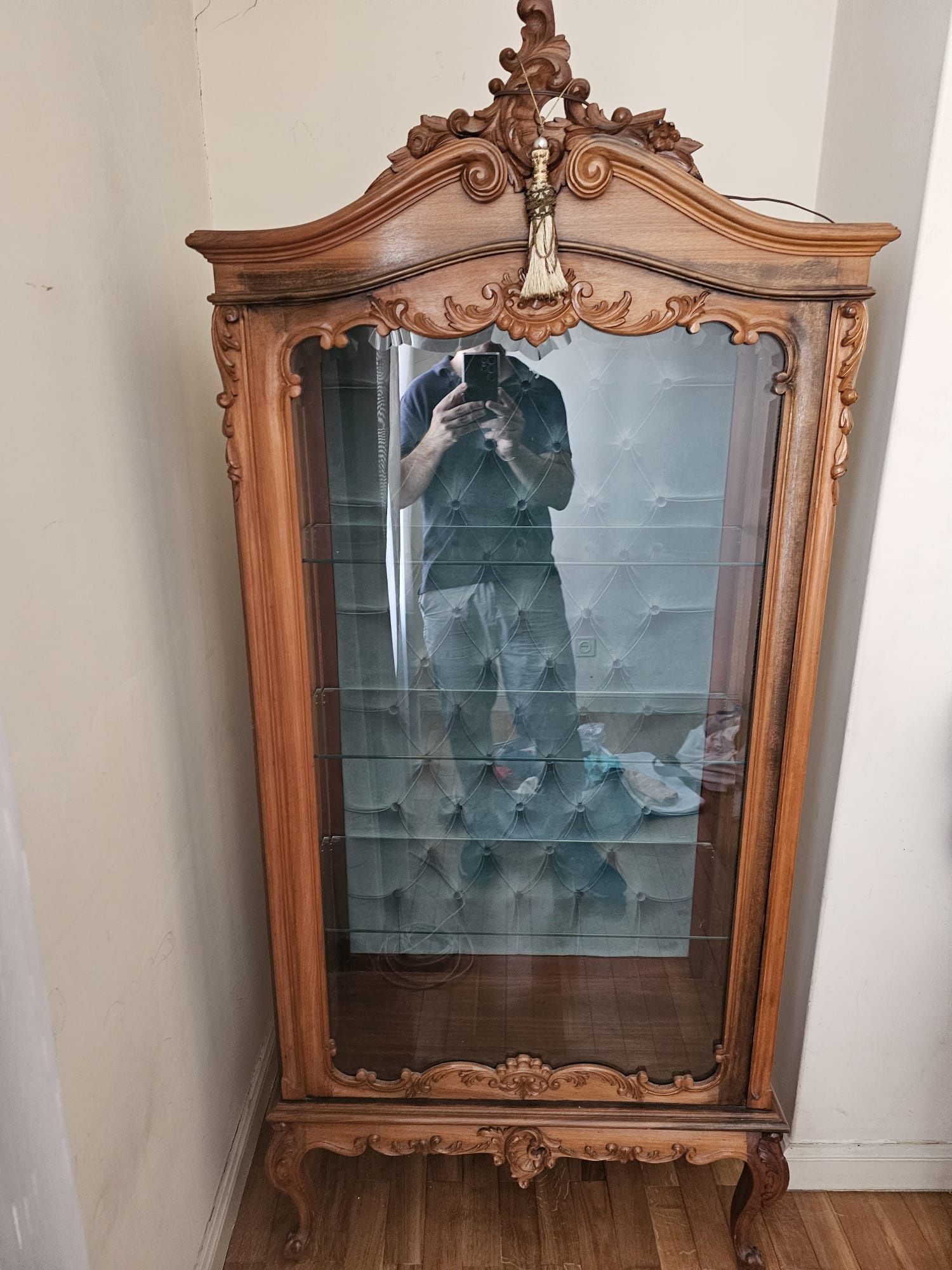 Vitrine antiga em madeira entalhada