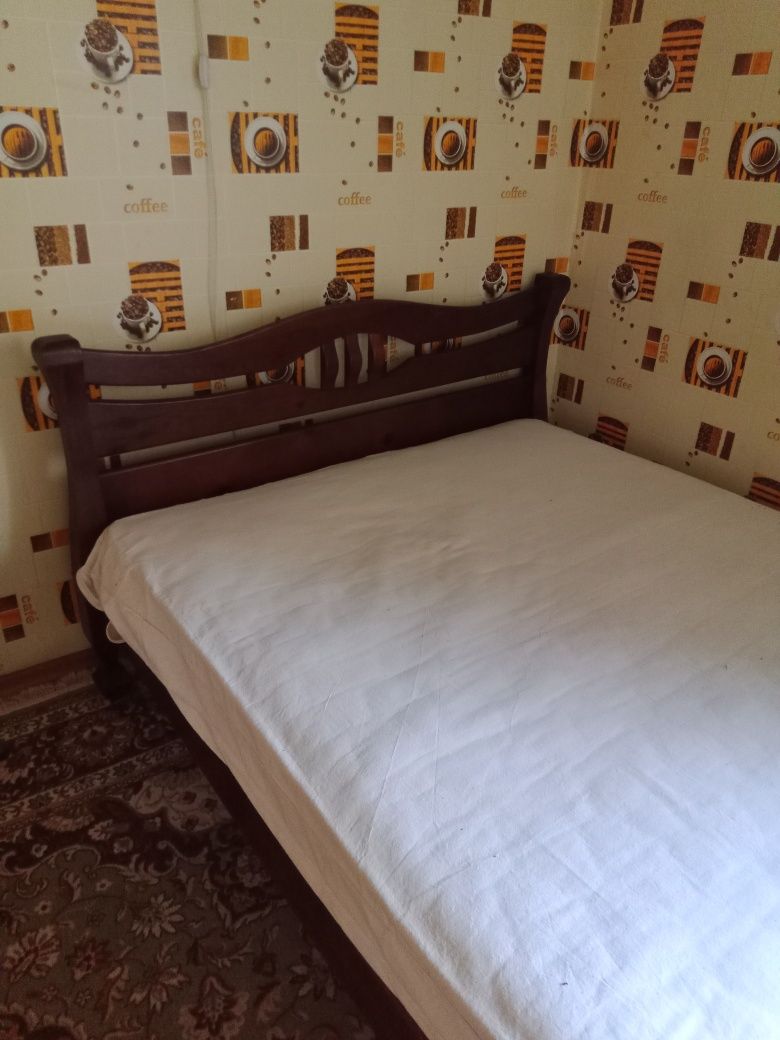 Кровать деревянная с матрасом .