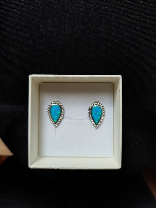 Srebrne kolczyki z opalem niebieskim