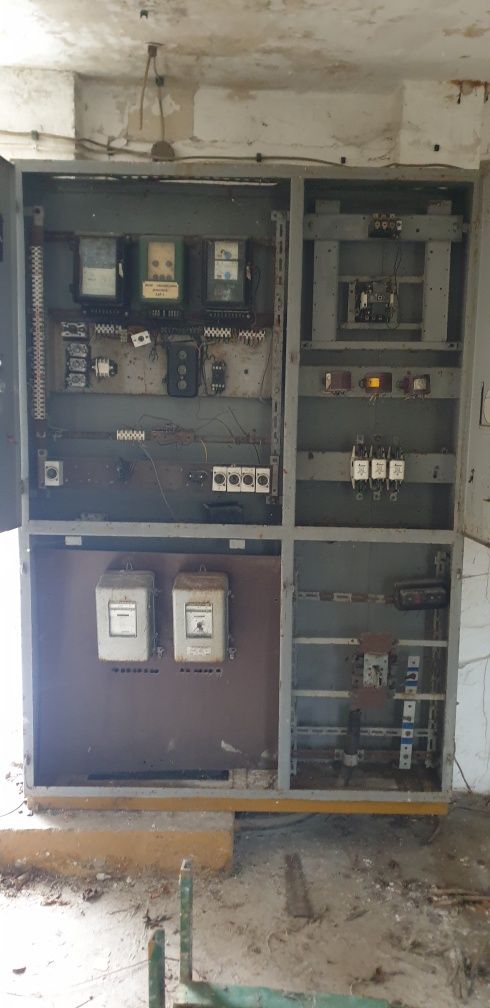 Stara szafa elektryczna liczniki