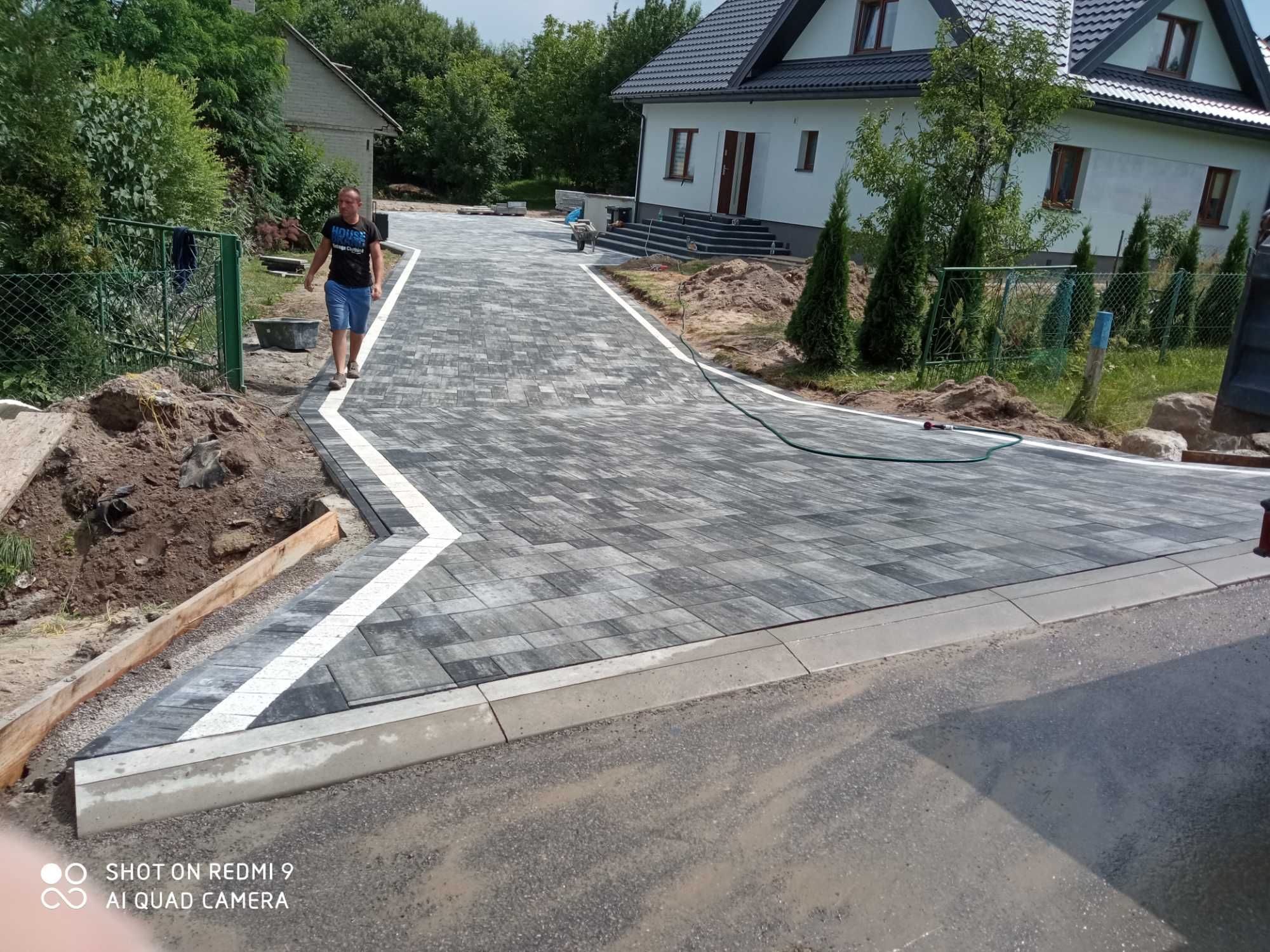 Układanie kostki brukowej, montaż ogrodzeń