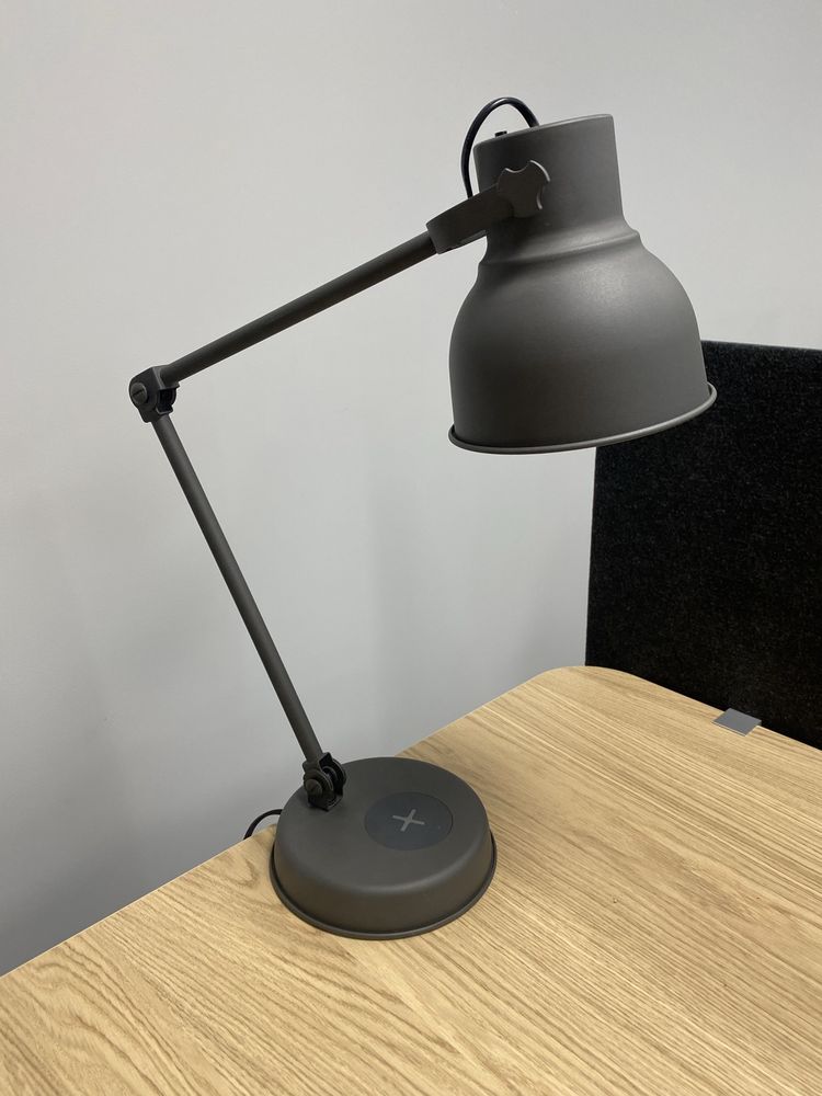 Lampa lampka biurkowa nocna Ikea Hektar USB, ładowarka indukcyjna