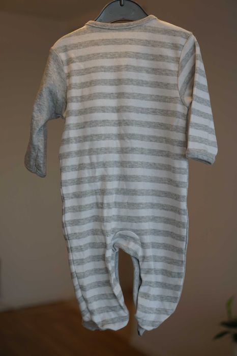 Pajacyk niemowlęcy z maskotką  rozmiar 62 -68cm (3-6 miesięcy)