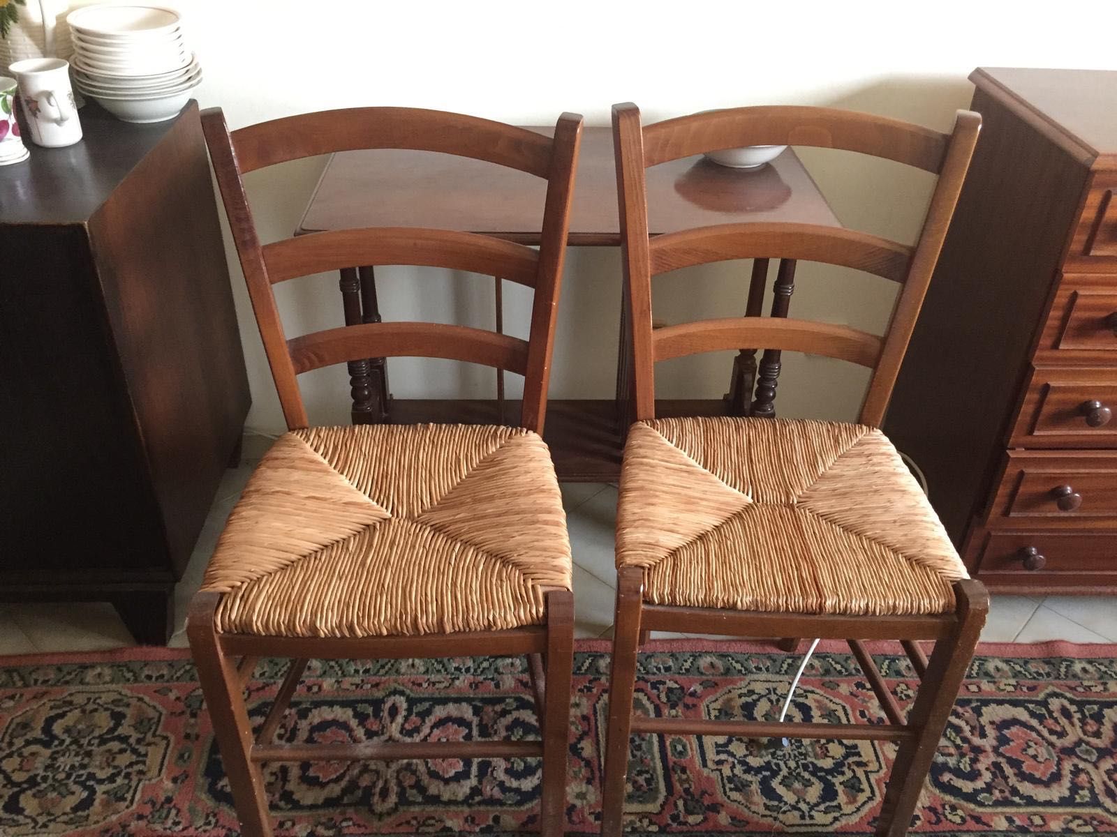 Mesa e 5 cadeiras em madeira