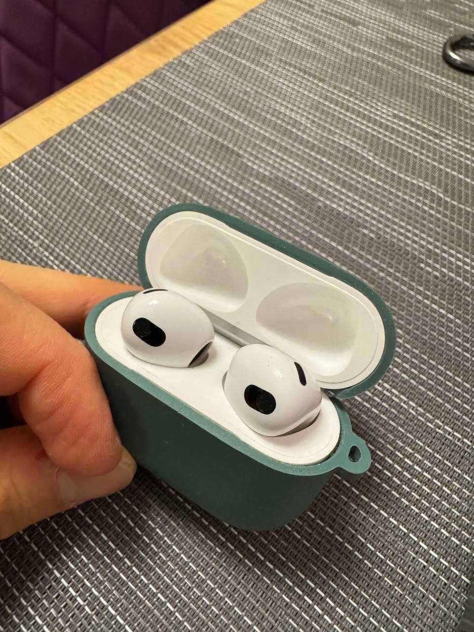 Навушники AirPods 3 with MagSafe Charging Case у відмінному стані