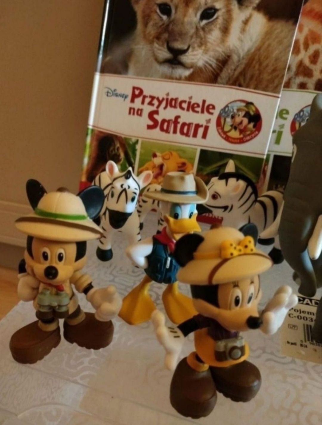 "Przyjaciele na Safari" - figurki(słonie, lwy, Myszka Miki) i książki.