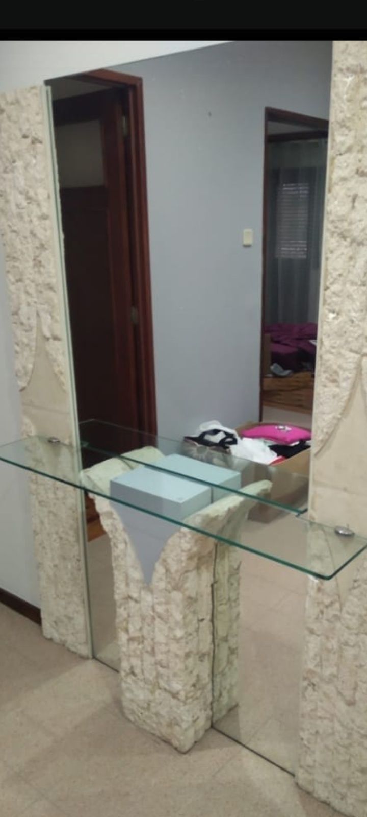 Estante  vidro com duas laterais imitação de gesso