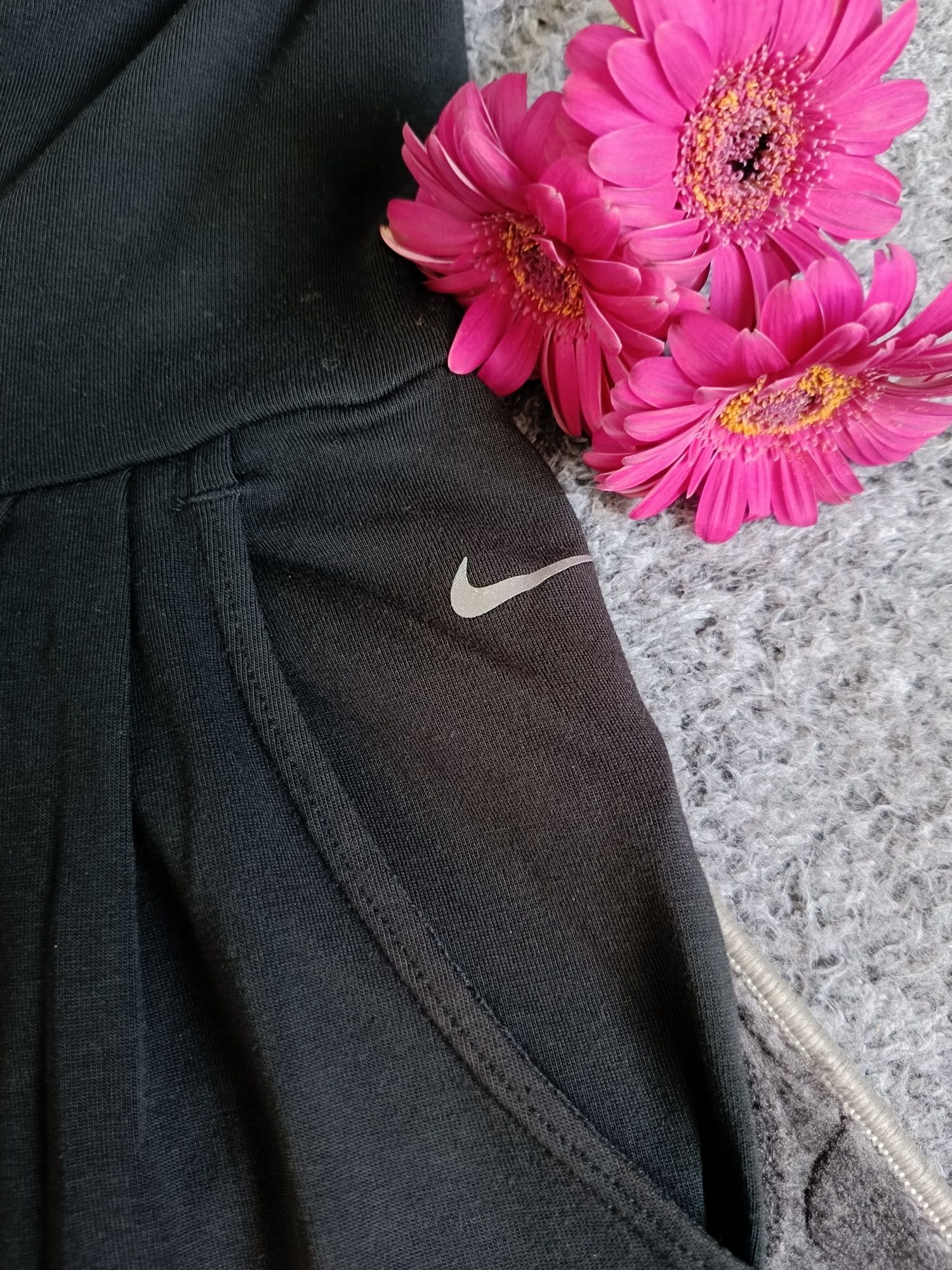 Czarne krótkie legginsy sportowe ciążowe z pasem ciążowym Nike M 38