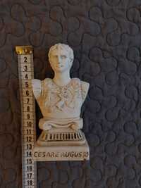 Figurki: Augusta Cezara, łuk triumfalny oraz bogini z dzbanem