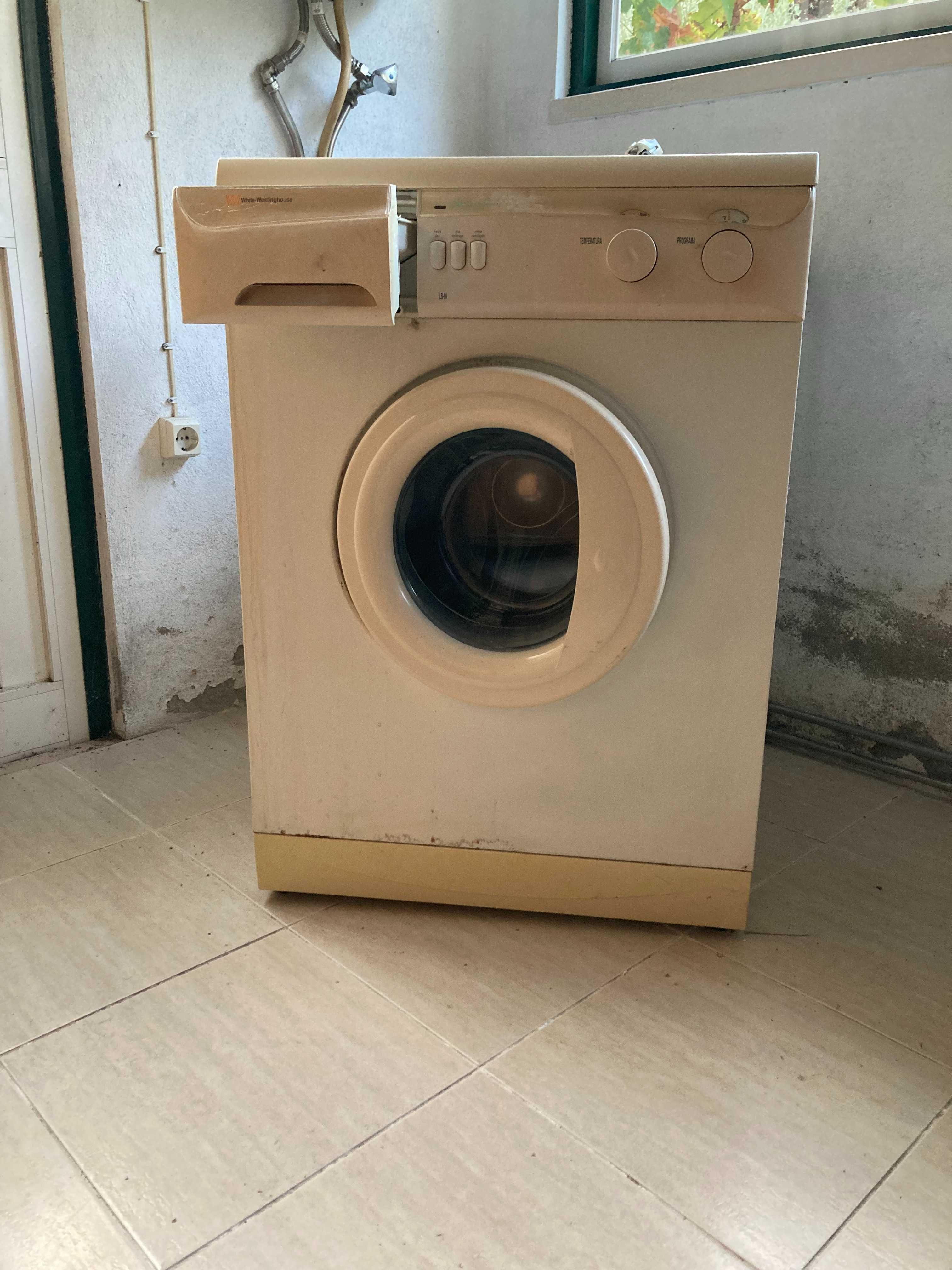 Quarto casal + mesa cabeceira + camiseiro e roupeiro
