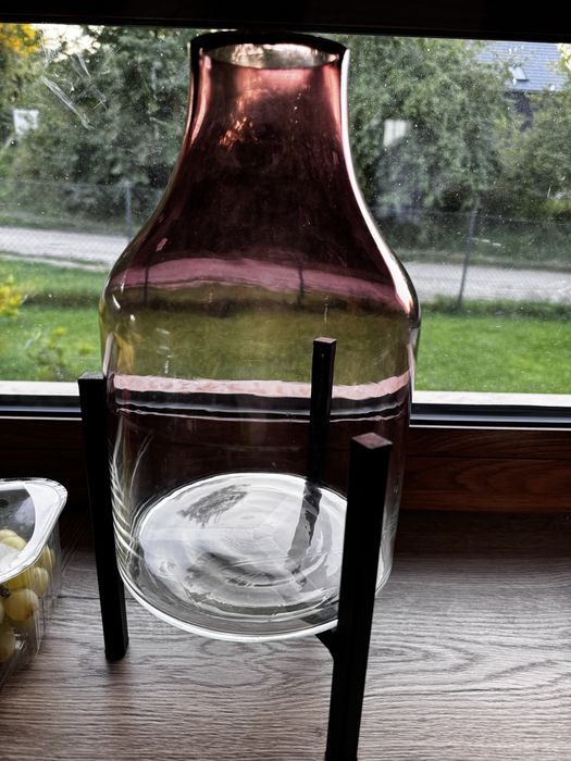 Wazon na nozkach rozowy