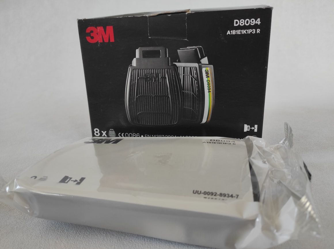 Полумаску 3M HF-802SD Secure Click с комплектом фильтров.