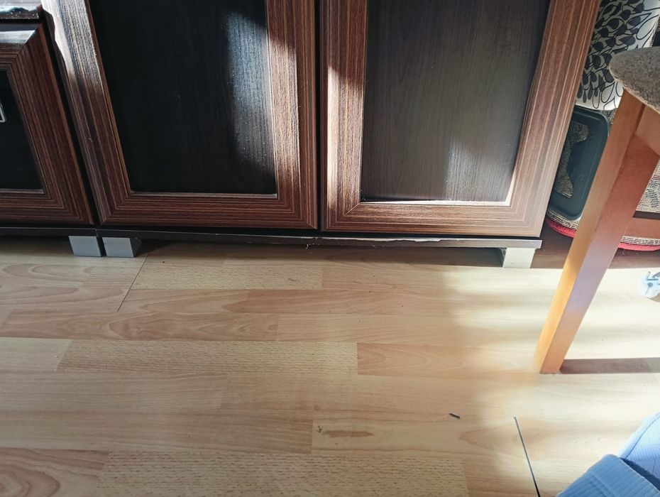 Mebel pokojowy w kolorze brązowym