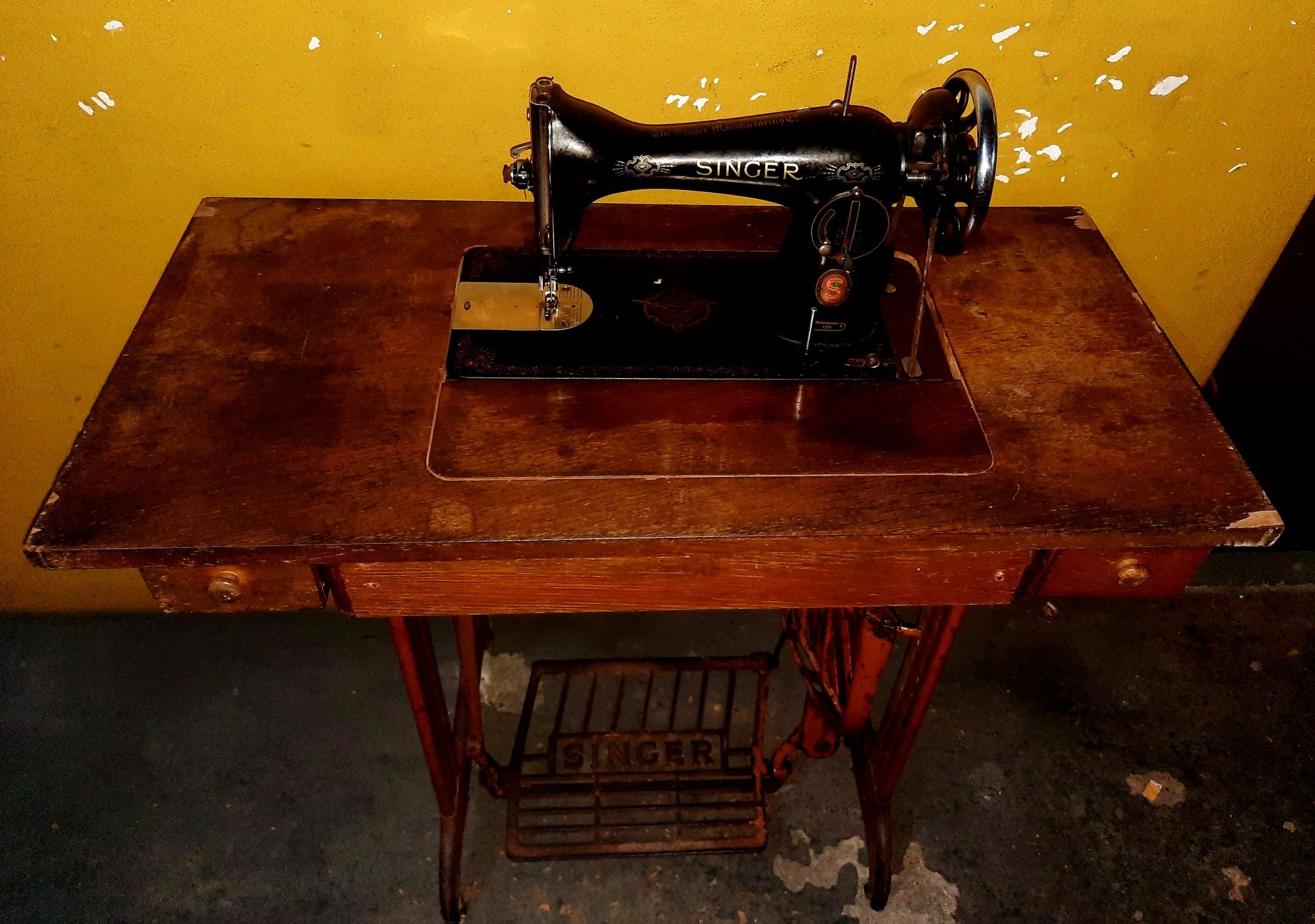 Máquina de costura com mesa 1962